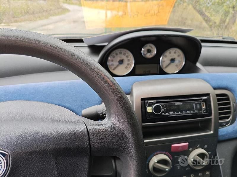 Usata Lancia Ypsilon 70 CV (51 kW) 2004 Grigio Utilitaria