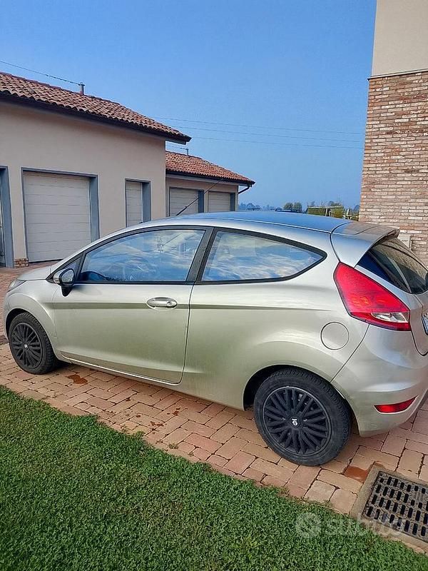 Usata Ford Fiesta 97 CV (71 kW) 2008 Grigio Utilitaria