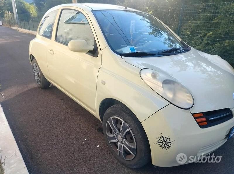 Giallo Usata 2005 Nissan Micra Acenta Due volumi | 1800 € (Buon prezzo) - Immagine 1/4