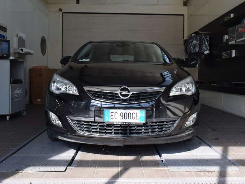 Usato 2010 Opel Astra 1.4 Benzin 101 CV (5.900 €)