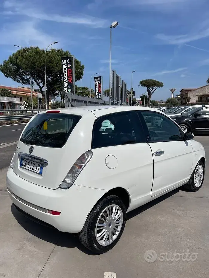 Usata Lancia Ypsilon 60 CV (44 kW) 2008 Bianco Utilitaria