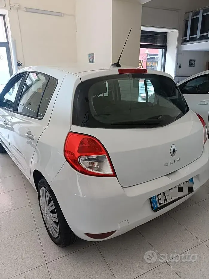 Usata Renault Clio II 75 CV (55 kW) 2009 Bianco Berlina