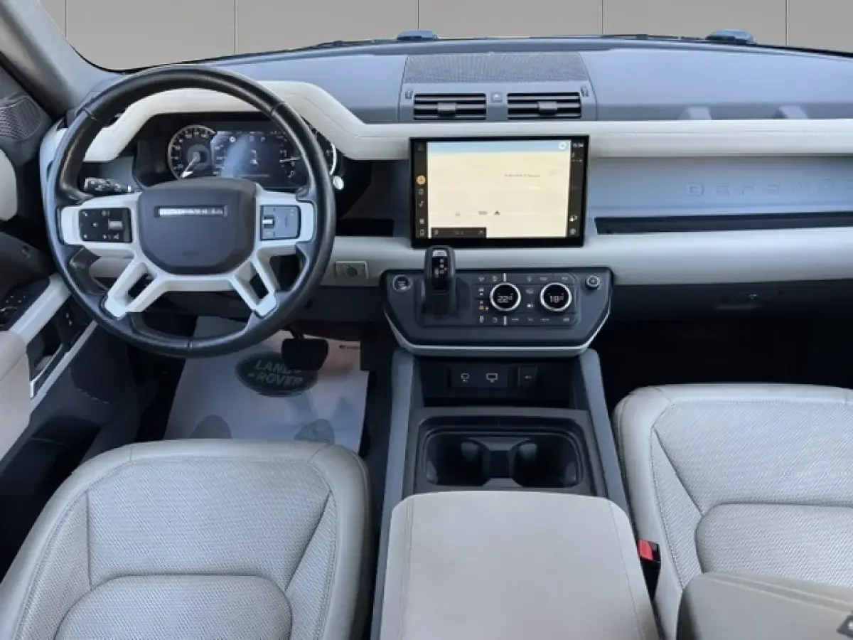 Usata Land Rover Defender SE 200 CV (147 kW) 2022 Santorini black SUV