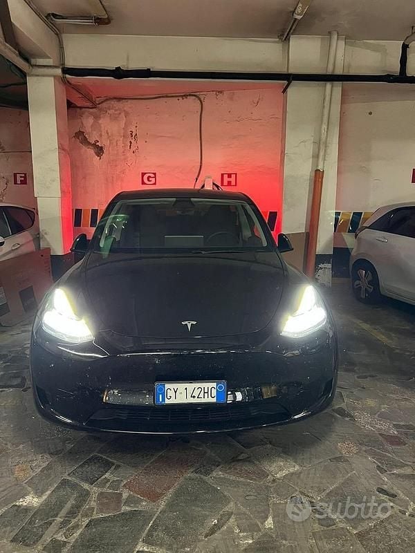 Usata 2025 Tesla Model Y RWD SUV | 37.000 € (Buon prezzo) - Immagine 1/4