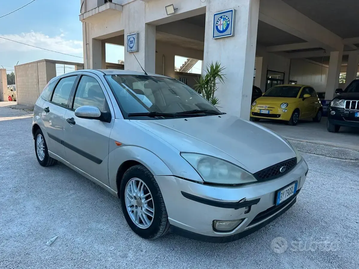 Usata Ford Focus Ambiente 116 CV (85 kW) 2001 Grigio Berlina