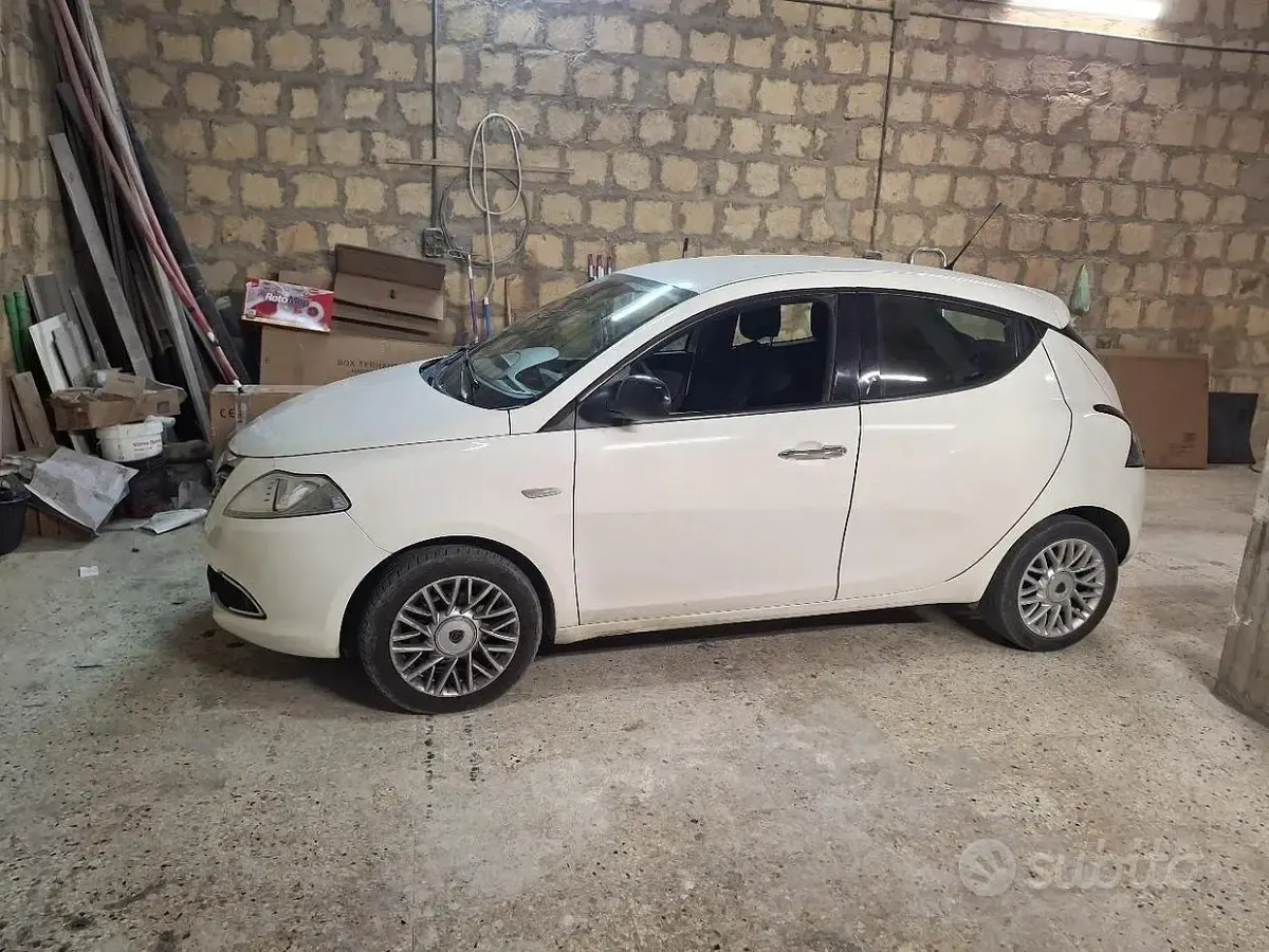Usata Lancia Ypsilon 95 CV (69 kW) 2014 Bianco Utilitaria