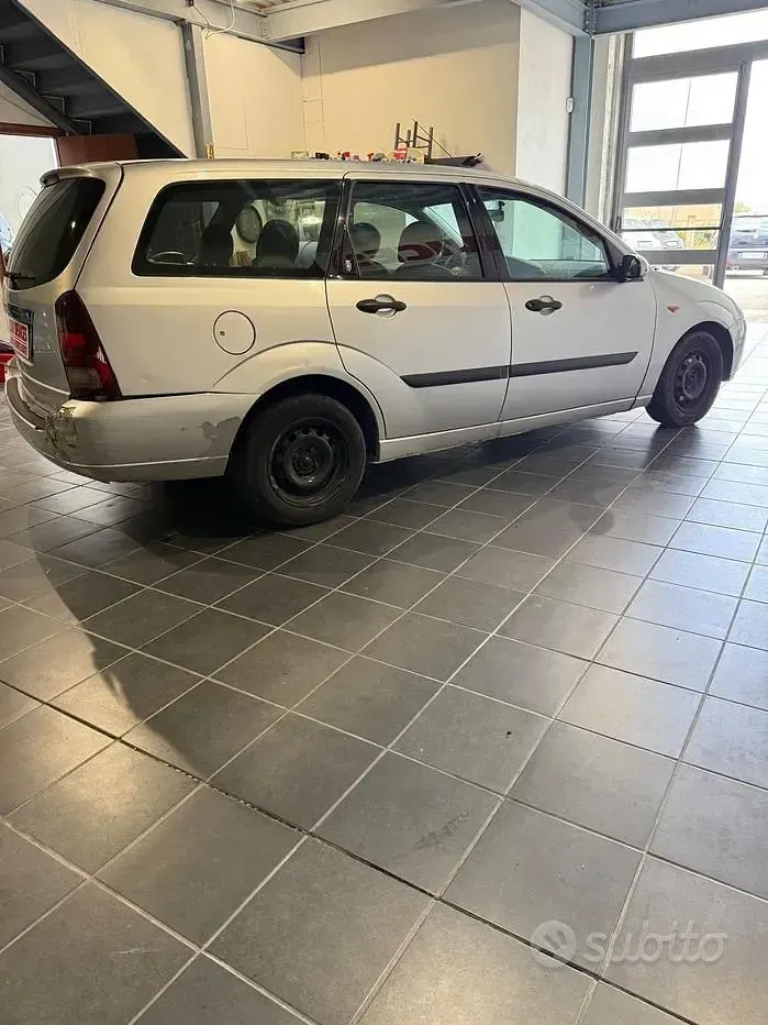 Usata Ford Focus 90 CV (66 kW) 2000 Grigio Station wagon
