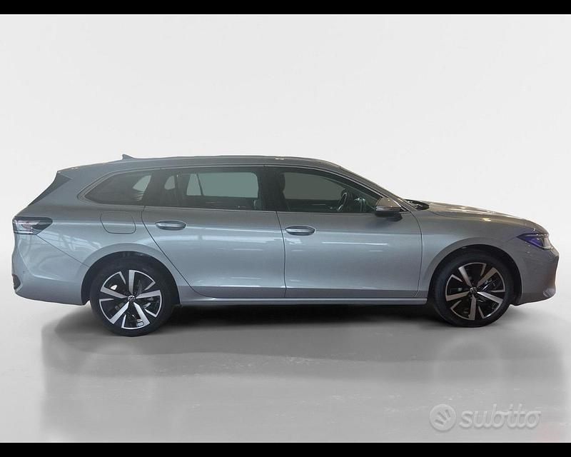 Nuova VW Passat Business 2025 Grigio Berlina