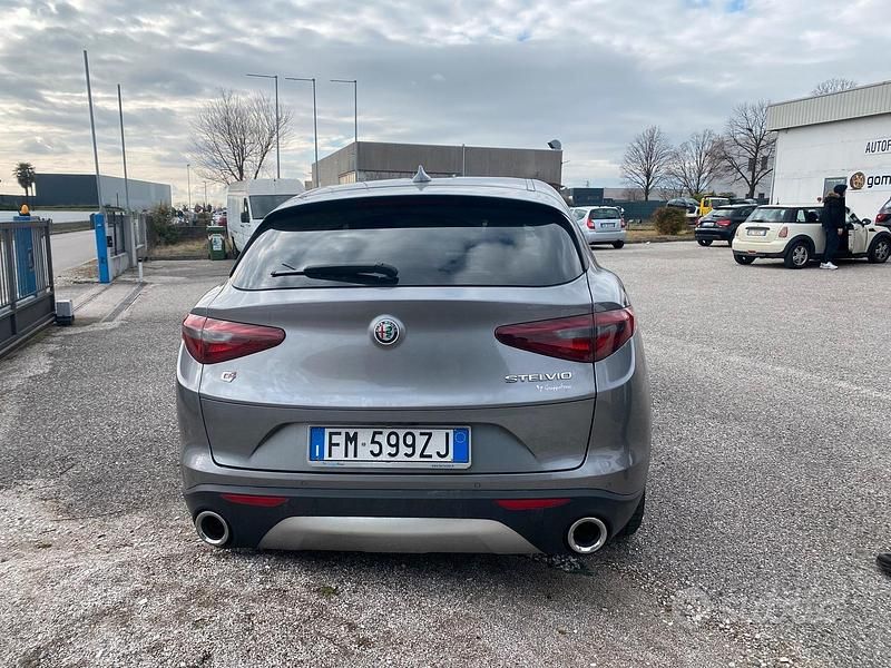 Usata Alfa Romeo Stelvio Super 210 CV (154 kW) 2017 Grigio SUV