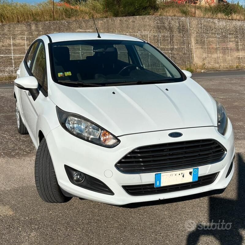 Usata Ford Fiesta 80 CV (58 kW) 2014 Bianco Utilitaria