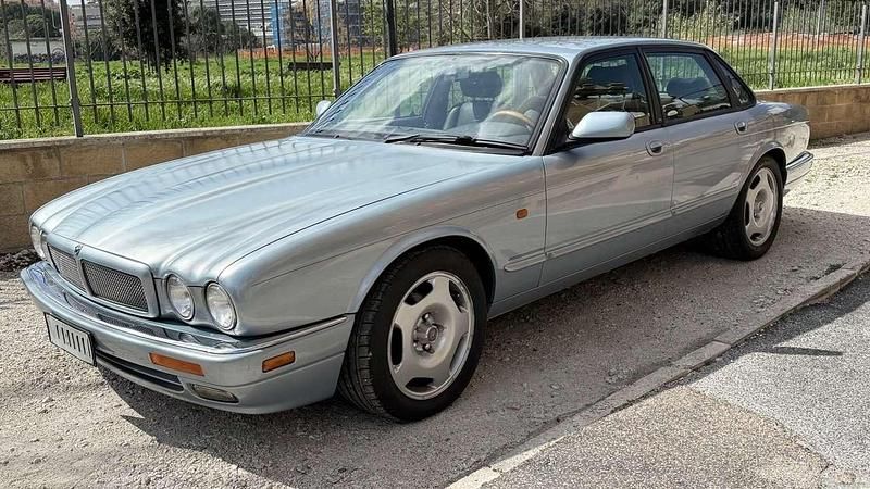 Usata Jaguar XJR 320 CV (235 kW) 1995 Ice blu Berlina