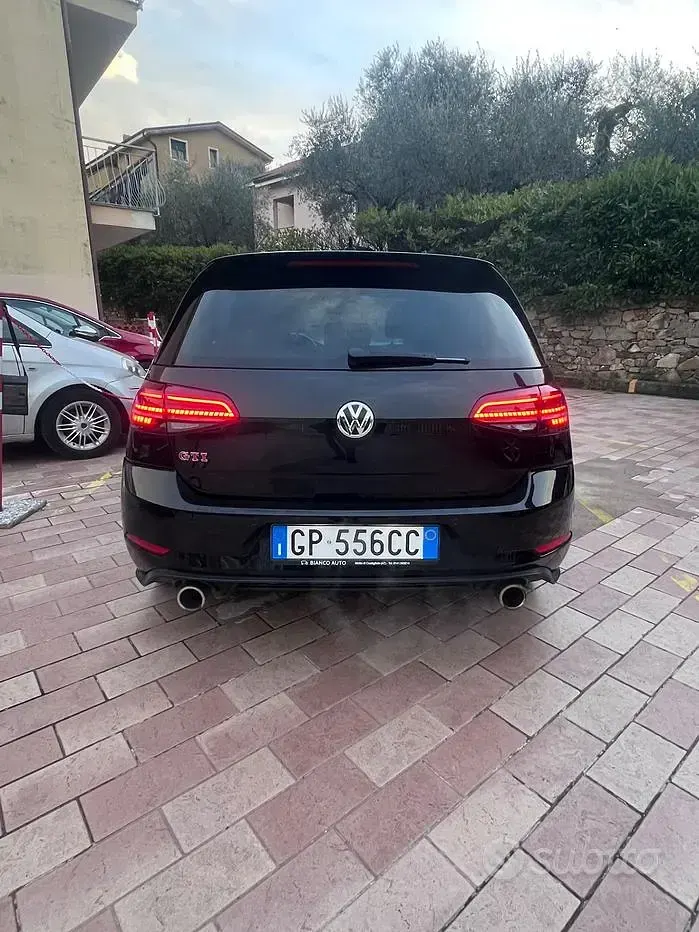 Usado VW Golf VII GTI 245 CV (180 kW) 2018 Negro Berlina