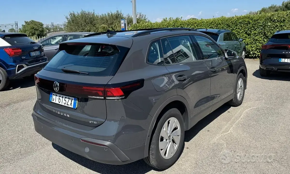 Usata VW Tiguan Life 131 CV (96 kW) 2024 Grigio SUV