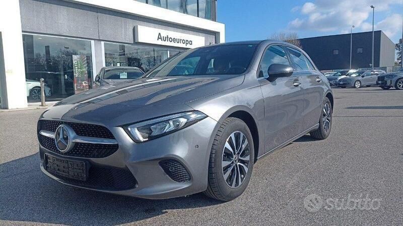 Grigio scuro Usata 2021 Mercedes A200 Business Tre volumi | 23.900 € (Buon prezzo) - Immagine 1/4