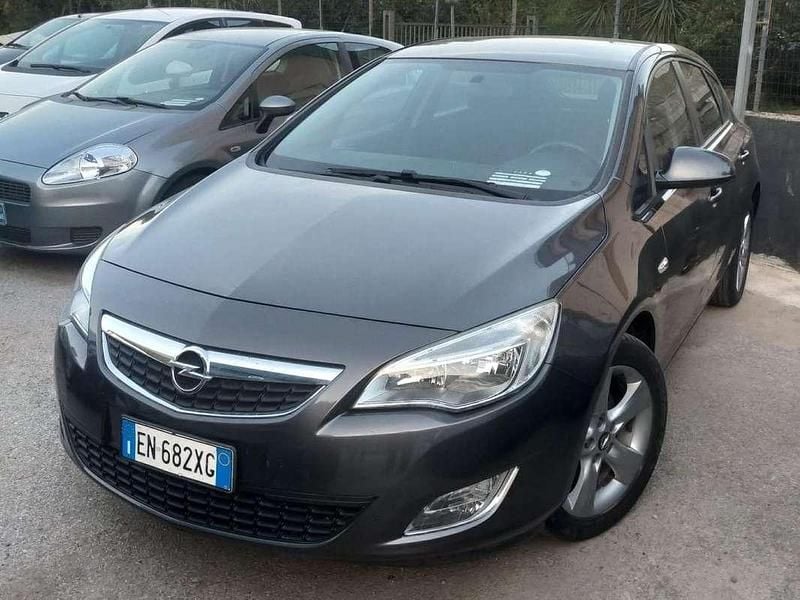 Nero Usata 2012 Opel Astra Tre volumi | 4500 € (Ottimo prezzo) - Immagine 1/4