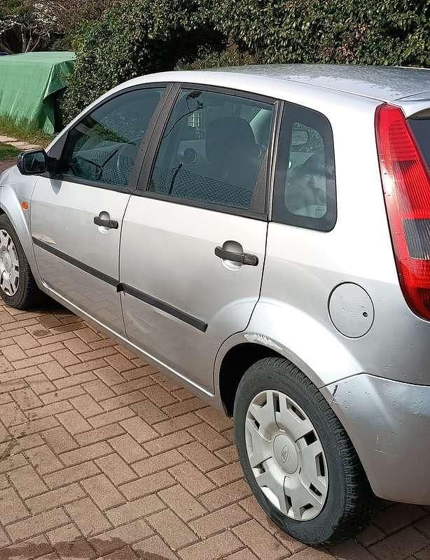 Usata Ford Fiesta 79 CV (58 kW) 2002 Argento Utilitaria