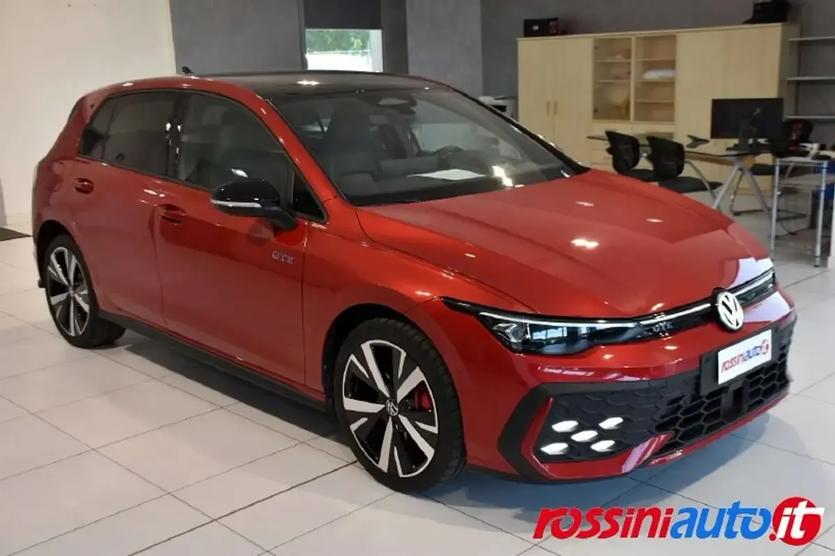 Usata VW Golf VIII Style 272 CV (200 kW) 2025 Kings red tetto nero Berlina