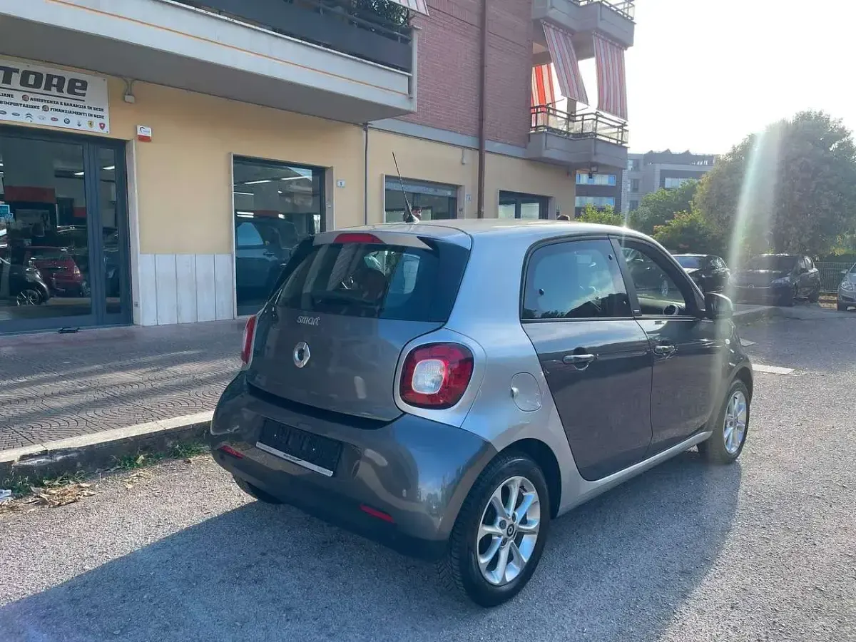 Usata Smart ForFour Prime 71 CV (52 kW) 2015 Argento Utilitaria