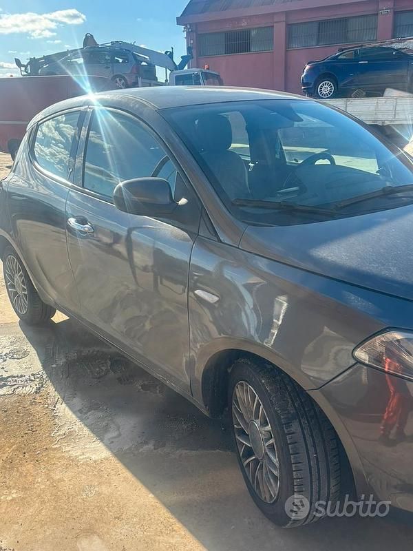 Usata Lancia Ypsilon 95 CV (69 kW) 2014 Grigio Utilitaria