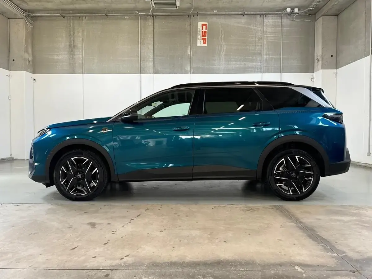 Usata Peugeot 5008 GT 136 CV (100 kW) 2025 Grigio SUV