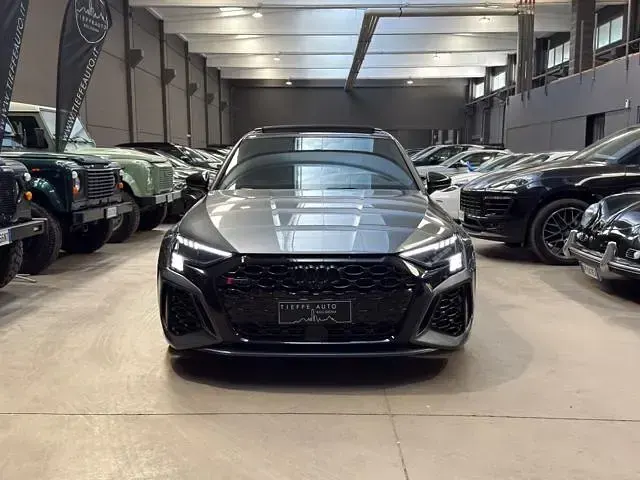 Usata Audi RS3 Ambiente 400 CV (294 kW) 2024 Grigio scuro metallizzato Berlina