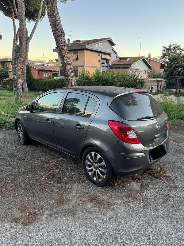 Grigio Usata 2010 Opel Corsa Tre volumi | 1700 € (Super prezzo) - Immagine 1/4