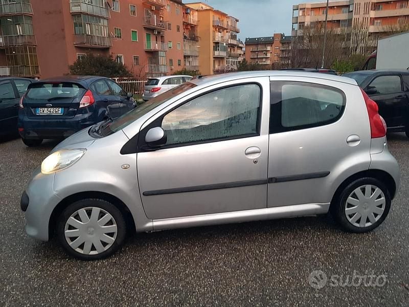Usata Peugeot 107 68 CV (50 kW) 2006 Grigio Utilitaria