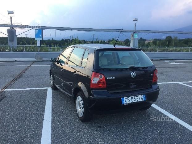 Polo top nera macchina