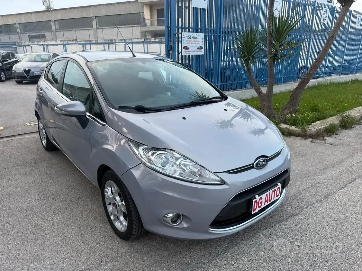 Usata Ford Fiesta Titanium 70 CV (51 kW) 2012 Grigio Berlina