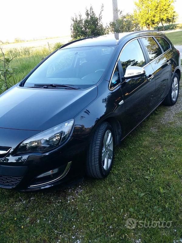Usata Opel Astra 110 CV (80 kW) 2014 Nero Station wagon