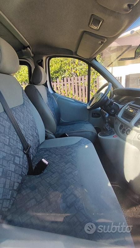 Usata Opel Vivaro 2005 Grigio Monovolume