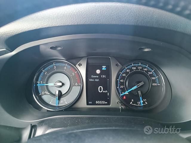Usata Toyota HiLux 204 CV (150 kW) 2022 Verde Pick-up