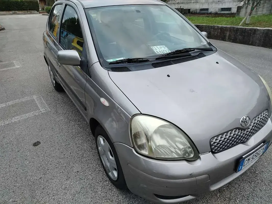Usata Toyota Yaris 75 CV (55 kW) 2004 Grigio Utilitaria
