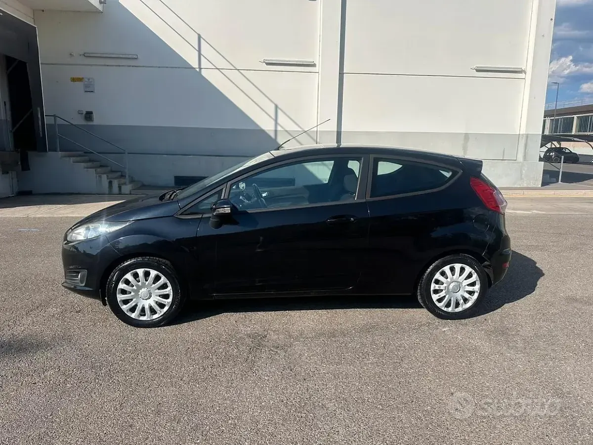 Usata Ford Fiesta 75 CV (55 kW) 2014 Nero Utilitaria