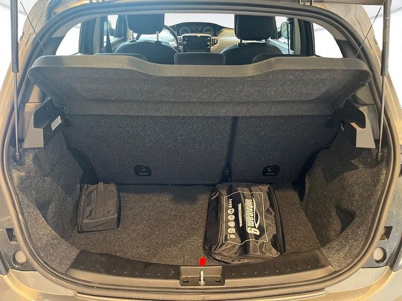 Usata Lancia Ypsilon Gold 70 CV (51 kW) 2022 Grigio pietra Utilitaria