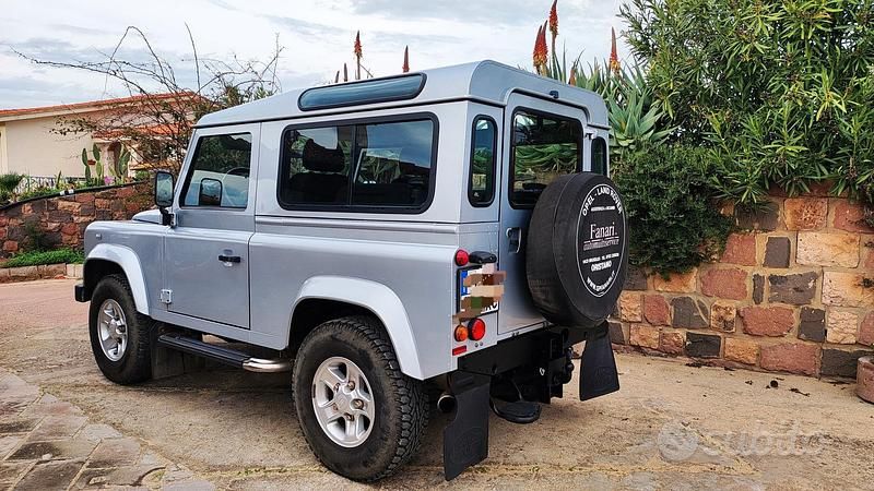 Usata Land Rover Defender 122 CV (89 kW) 2011 Grigio SUV