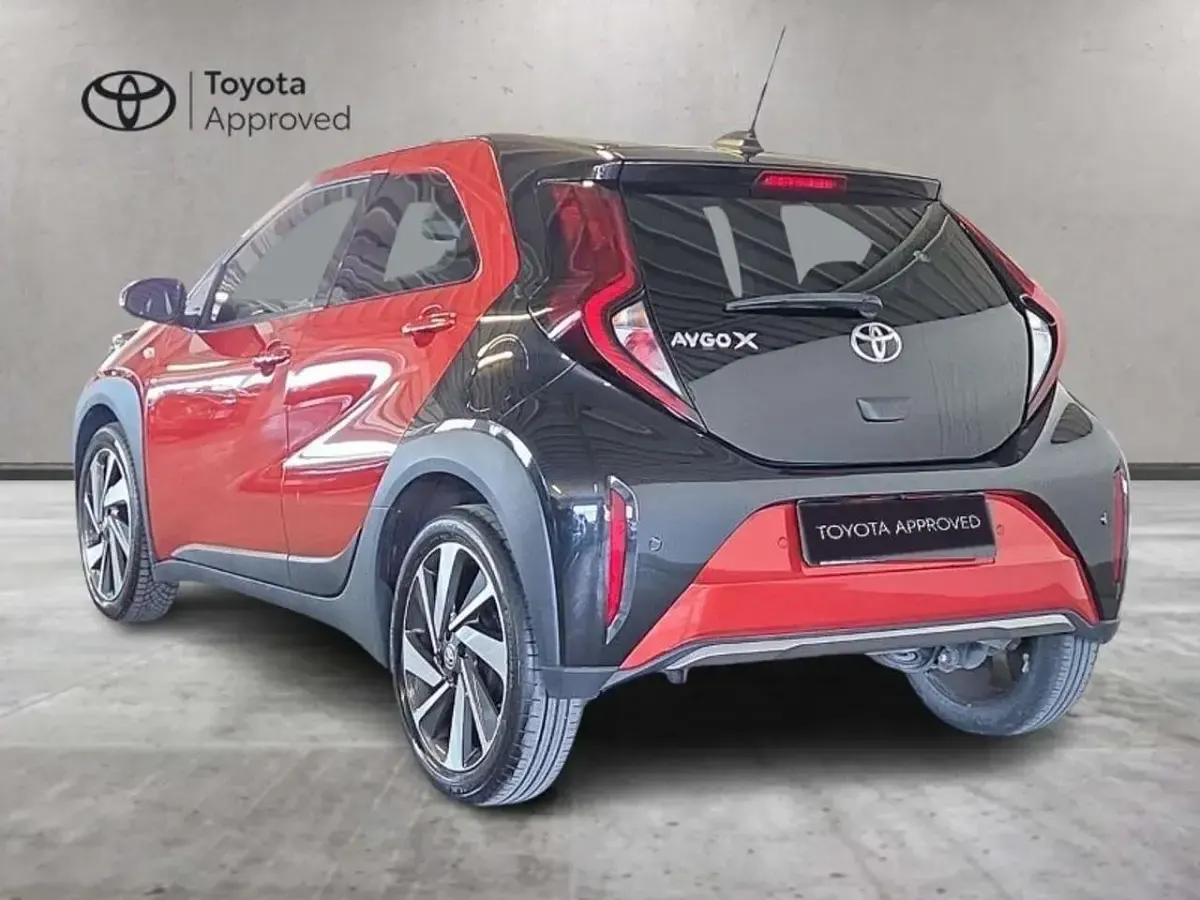 Usata Toyota Aygo X Lounge 72 CV (52 kW) 2022 Chili red & black met SUV