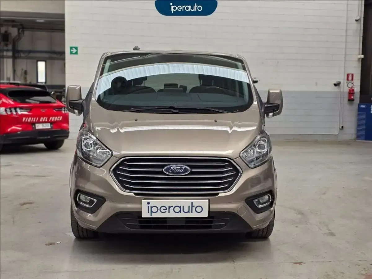 Usata Ford Tourneo Custom Titanium 131 CV (96 kW) 2021 Beige metallizzato Furgone