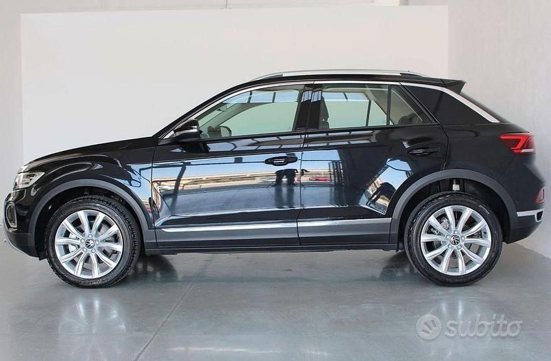Usata VW T-Roc R-line 150 CV (110 kW) 2023 Nero SUV