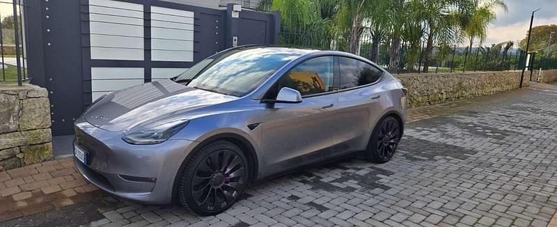 Argento Usata 2023 Tesla Model Y Performance SUV | 41.000 € (Buon prezzo) - Immagine 1/4