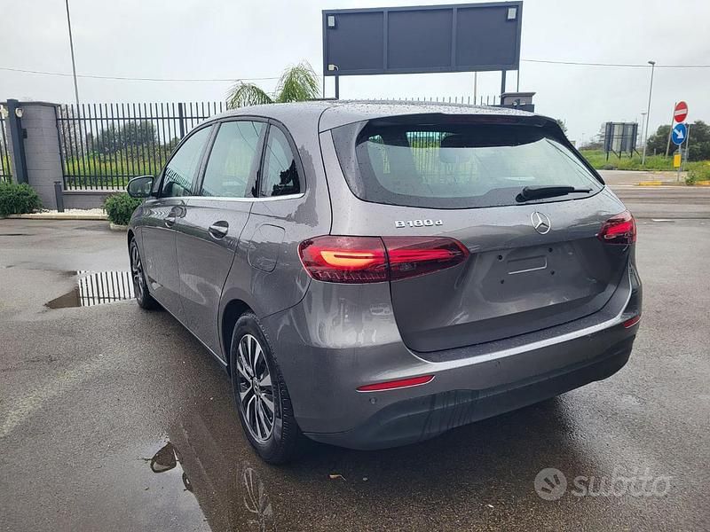 Usata Mercedes B180 Business 116 CV (85 kW) 2023 Grigio scuro metallizzato Monovolume