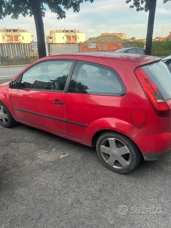 Usata Ford Fiesta 90 CV (66 kW) 2004 Rosso Utilitaria
