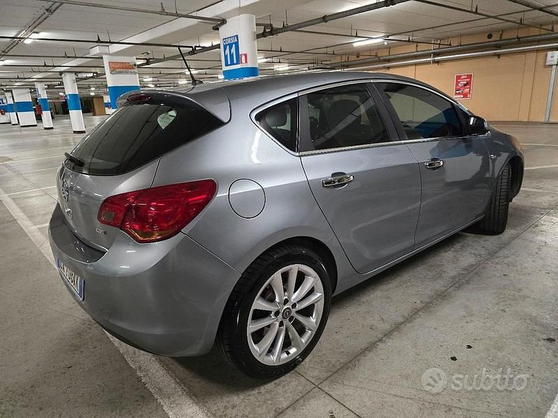 Usata Opel Astra Cosmo 110 CV (80 kW) 2010 Grigio Berlina