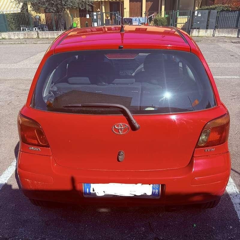 Usata Toyota Yaris Luna 86 CV (63 kW) 2005 Rosso Berlina