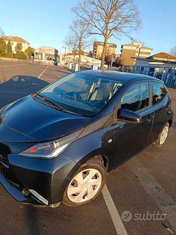 Blu Usata 2016 Toyota Aygo Due volumi | 11.400 € (Molto cara) - Immagine 1/4