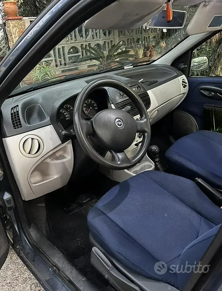 Usata Fiat Punto Dynamic 80 CV (58 kW) 2004 Bluazzurro Utilitaria