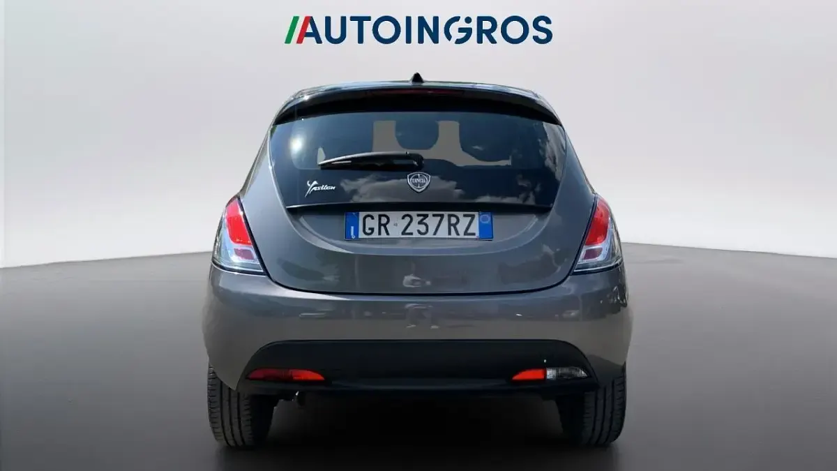 Usata Lancia Ypsilon Silver 69 CV (50 kW) 2023 Grigio Utilitaria
