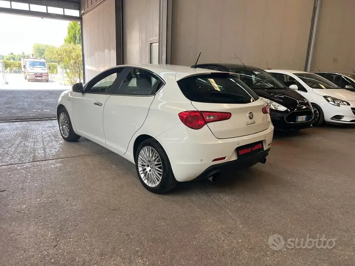 Usata Alfa Romeo Giulietta 105 CV (77 kW) 2011 Bianco Utilitaria
