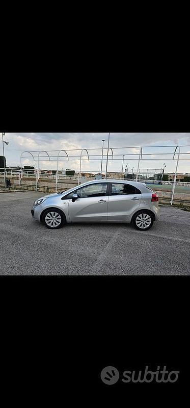 Usata Kia Rio LX 75 CV (55 kW) 2013 Grigio Berlina