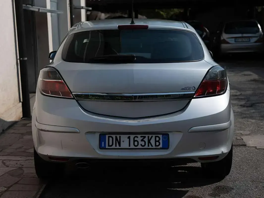 Usata Opel Astra GTC Cosmo 179 CV (131 kW) 2008 Grigio Berlina